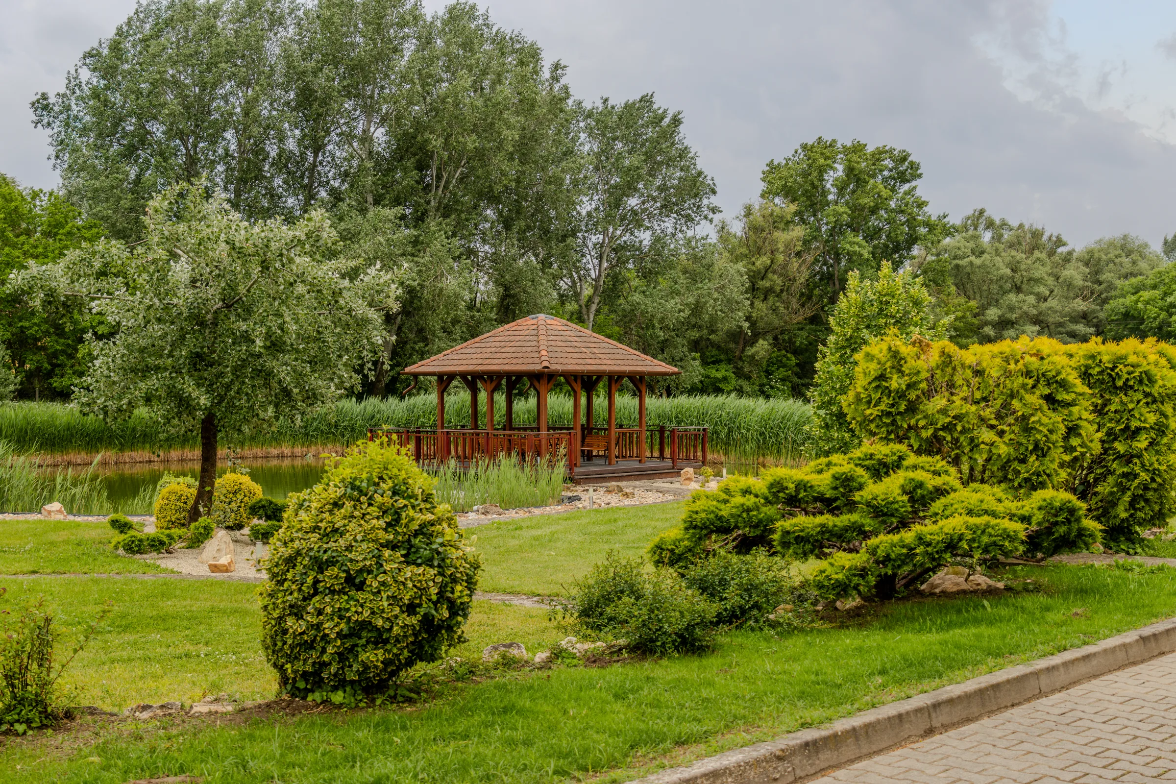 The garden of Vis Vitalis Hotel